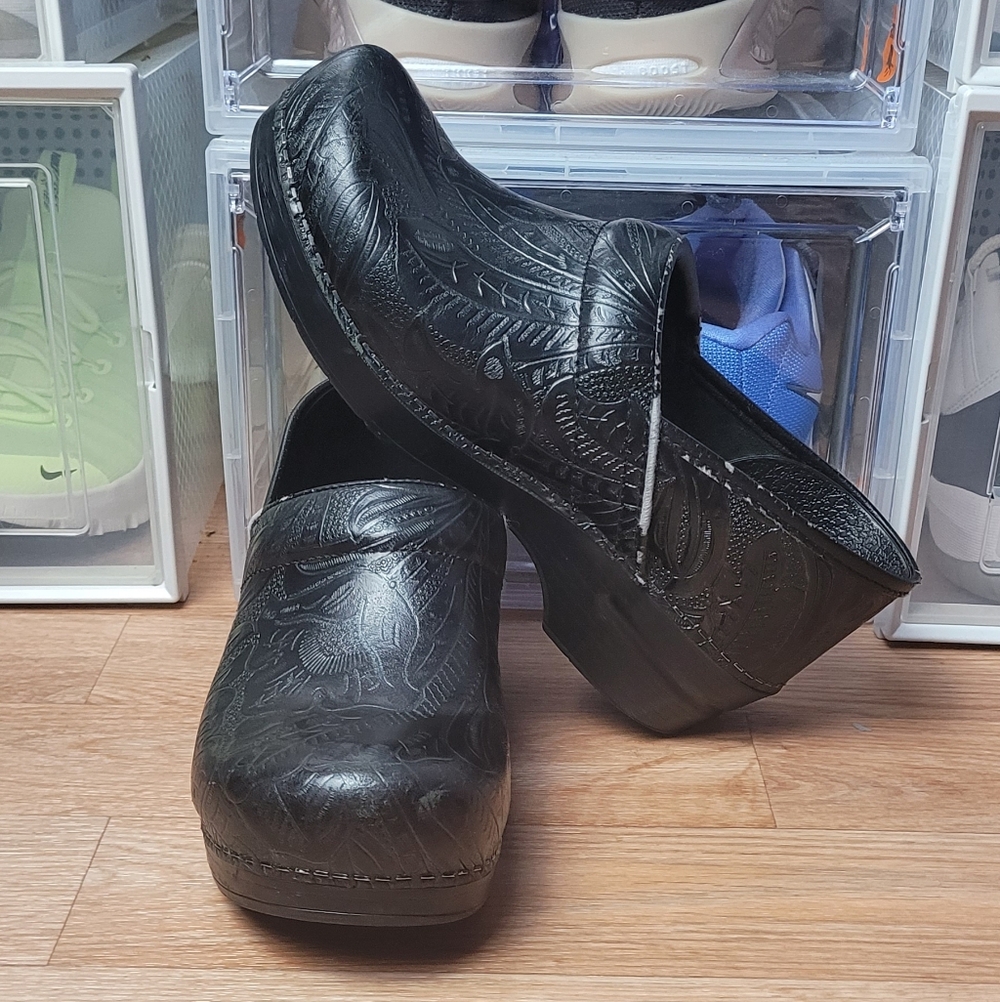 Dansko Professional Black Paisley Tooled Leather Clogs Size EUR 40 US 9.5/10 EUC